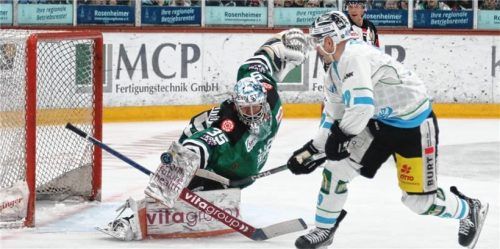Wichtige Rettungstat: Starbulls-Goalie Oskar Autio pariert hier den Alleingang von Bietigheims Alexander Preibisch.Foto Wolfgang Fehrmann
