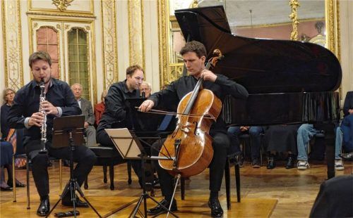 Wie immer in Neubeuern hautnah am Publikum: (von links) Klarinettist Sebastian Manz, Pianist Herbert Schuch und Cellist Maximilian Hornung. Foto füchtner