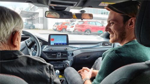 Wie sicher fahren Senioren mit dem Auto? Ist eine Fahrtauglichkeitsprüfung sinnvoll? Darüber herrscht Uneinigkeit. Karlheinz Jaensch (80, links), freier Mitarbeiter der OVB-Heimatzeitungen, überprüfte mit Fahrlehrer Christian Unterhuber (rechts) seine Fahrtauglichkeit. Foto Schwarz
