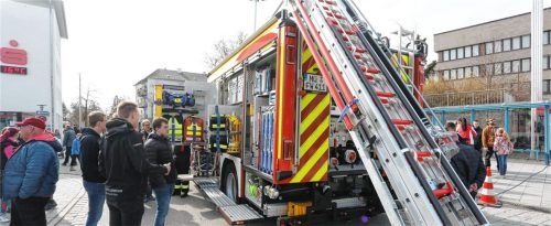 Wie stellt sich das Rettungswesen dar? Beim ersten Blaulicht-Tag in Waldkraiburg demonstrierten und präsentierten verschiedene Hilfskräfte ihreArbeit. Fotos  Stuffer