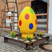 Bunte Riesen-Ostereier sollen verbinden