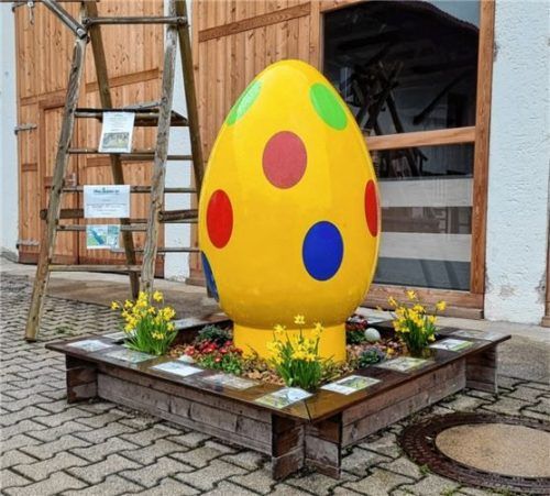 Wieder schwer zu tragen hat der Osterhase mit den Riesenostereiern in Ampfing.Foto stettner