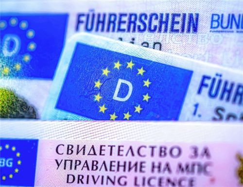 Wird der Führerschein zum Luxusgut? Wir haben bei den Wasserburger Fahrschulen nachgefragt. Foto re/dpa/Sina Schuldt