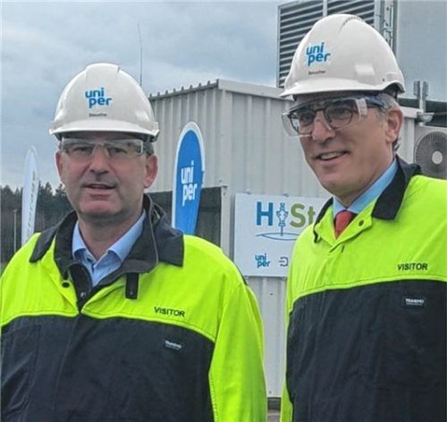 Wirtschaftsminister Hubert Aiwanger (links) und Holger Kreetz, COO von „Uniper“. Foto Huber