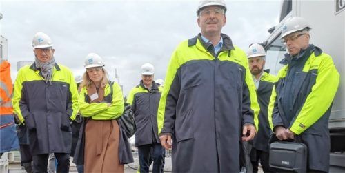 Wirtschaftsminister Hubert Aiwanger (vorne im Bild) war zu Besuch im Erdgas-Speicher in Bierwang bei Unterreit. Foto Leitner