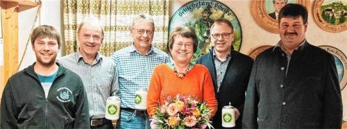 Wurden in den Ämtern bestätigt: (von links) Christian Amann, Georg Huber, Werner Huber, Maria Holzmann, Karl Huber und Vorsitzender Johann Hobmaier. Foto RE