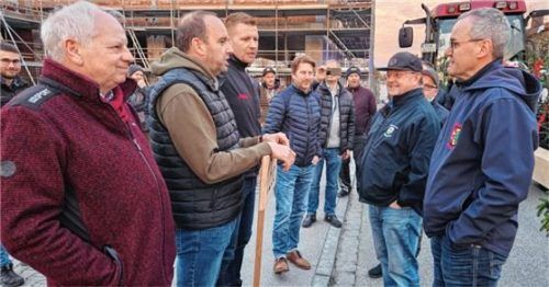 Wurden sich schnell einig: (von links) Zweiter Bürgermeister Günter Hargasser, Feuerwehrvorstand Thomas Schindler, Kommandant Thomas Hell, Bürgermeister Josef Grundner, Zangbergs Feuerwehrvorstand Hermann Huber und Heldensteins Feuerwehrvorstand Hans Wastl.Foto stettner