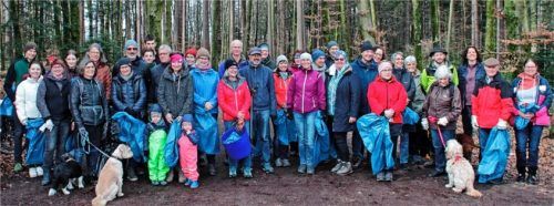 Zahlreiche Bürger folgten dem Aufruf des Aktionsbündnisses „Wir für den Wald – Klimaschutz in Traunstein“, um Müll zu sammeln. Foto  Lahr