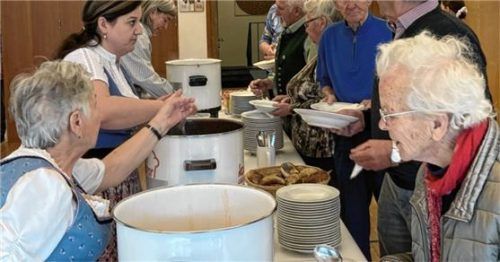 Zahlreiche Gäste kamen und erfreuten sich an der großen Auswahl an schmackhaften Suppen.Foto  Metz.