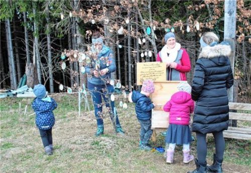 Ziel des Passionswegs ist das Gipfelkreuz als Zeichen der Auferstehung Jesu. Dort findet man unzählige beschriebene und bemalte Ostereier in Form von Holzplättchen. Fotos  Strim