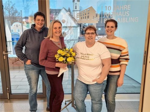 Zu Gerlinde Deiningers Vereidigung waren auch die stellvertretende Landesvorsitzende Veronika Herwegh (Die Basis) sowie Peggy Galic (Zweite von rechts) und Julia Mini (rechts), beide aus dem Vorstand des Rosenheimer Kreisverbands (Die Basis), anwesend. Foto Re