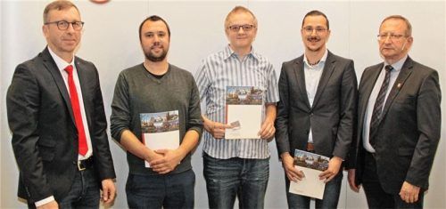 Zu Hauptfeuerwehrmännern befördert wurden (Mitte von links) Sebastian Thoms, Thomas Klieber und Philipp Franke. Die Urkunden überreichten die Vorstände Mario Zimmermann (links) und Hans Meyrl (rechts).