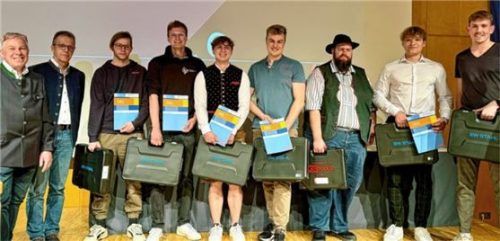 Zum erfolgreichen Abschluss gratulierten (von links) Gesellenprüfungsausschuss-Vorsitzender Josef Obwieser und stellvertretender Innungsobermeister Michael Kölbl den künftigen Kfz-Gesellen Julian Fellner, Lorenz Möllmann, Manuel Bichlmaier sowie Laurence Pirchner, Maximilian Knezevic, Moritz Mayerhofer und Matthias Huber.Foto re