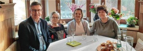 Zum Gratulieren empfing Ruth Lagler (Zweite von links) Bürgermeister Georg Huber (von links) sowie Gabi Sattelberger und Barbara Huber von der Christlichen Frauengemeinschaft. Foto re