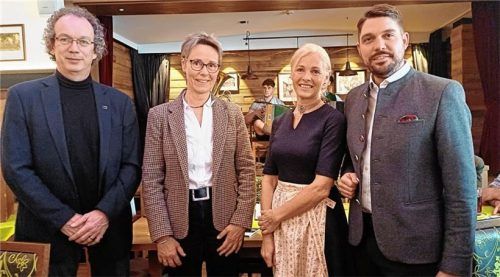 Zum immateriellen Kulturerbe informierten bei der Versammlung der Forstberechtigten im Chiemgau (von links) Dr. Helmut Groschwitz, wissenschaftlicher Mitarbeiter am Institut für Volkskunde der Bayerischen Akademie der Wissenschaften in München, und Kunsthistorikerin Dr. Birgit Löffler, die im Landratsamt Traunstein Sachgebietsleiterin für Kultur und Heimatpflege ist. Daneben Geschäftsführerin Maria Stöberl und der Vorsitzende des Verbandes der Forstberechtigten, Landrat Siegfried Walch.Foto  Giesen