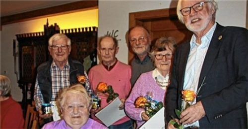 Zur 50-jährigen Mitgliedschaft wurde (von links) Edmar Wagner, Maria Sammer und Martin Bauer durch den Vorsitzenden Jürgen Scheller gratuliert. Er beglückwünschte zudem Liselotte Gröger für fünf Jahrzehnte Treue. Auch Werner Gartner gratulierte. Foto re