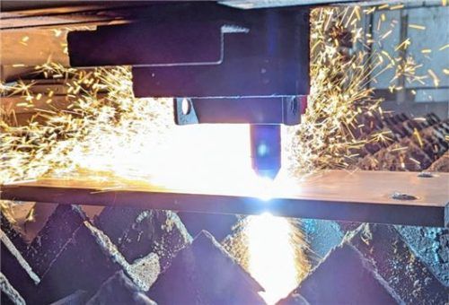 Zur Einweihung des Hochspeichers in Taffenreuth bauten die Rohrdorfer das künstlerische Beschreibungsschild mit Ortstafel. Foto re