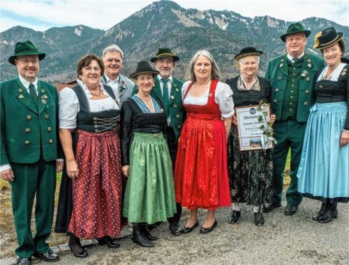 Zur langjährigen Vereinstreue gratulierte (von links) der Vorsitzende der D‘Achentaler, Otto Dufter, den Mitgliedern Angelika Kuhnlein, Manfred Höglauer, Elisabeth Parsiegla sowie Martin Färbinger und Angelika Dechant zu 40 Jahren Zugehörigkeit. Evi Loider ist seit 50 Jahren dabei und Bürgermeister Ludwig Entfellner blickt auf 40 Jahre Mitgliedschaft. Auch die stellvertretende Vorsitzende Andrea Größ freut sich. Foto  Flug