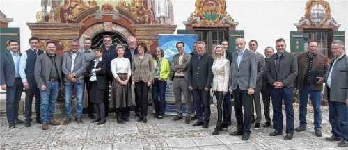 Zur Präsidiumssitzung „Euregio Inntal“ mit dem Fokus-Thema der Chancen durch Migration in den Arbeitsmarkt begrüßte der gastgebende Bürgermeister Justus Pfeifer (Zweiter von links) die Teilnehmer in Ruhpolding.Foto Euregio Inntal