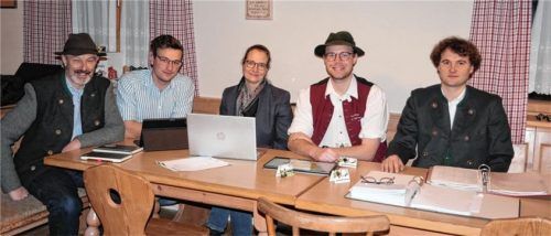 Zur Sitzung des Festausschusses kamen (von links) Vorsitzender Georg Berndl, Stellvertreter Anian Golshani, Schriftführerin Resi Faltlhauser, Festleiter Michael Weber junior und stellvertretender Vorsitzender Quirin Atzinger.Foto Merk
