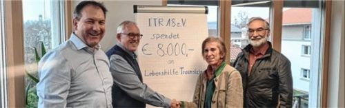 Zur symbolischen Spendenübergabe kamen (von links) Anton Steffl und Peter Stocker von der ITR-18 sowie Annemarie Funke von Lebenshilfe und Sepp Hohlweger von der ITR-18 zusammen.Foto  re