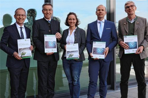 Zur Übergabe des „Trauma-Atlas“ trafen sich (von links) Professor Peter Zwanzger, Ärztlicher Direktor des kbo-Inn-Salzach-Klinikums Wasserburg, Landrat Otto Lederer, Katrin Posch, Geschäftsstellenleiterin Gesundheitsregionplus, Dr. Karsten Jens Adamski, Geschäftsführer des kbo-Inn-Salzach-Klinikums Wasserburg, und Dr. Wolfgang Hierl, Leiter des Gesundheitsamtes Rosenheim. Foto Landratsamt Rosenheim