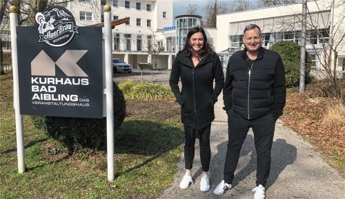 Zusammen mit Melanie Sebrak blickt der Kurhaus-Pächter Stefan Linnerer auf die vergangenen turbulenten Monate zurück. Foto Bettinger
