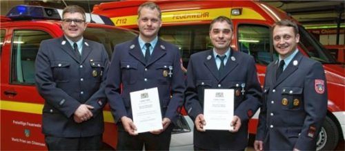 Zweiter Kommandant Johannes Herzinger (links) und Kommandant Samuel Witt (rechts) freuen sich über die Ehrung von Benedikt Fischer (Zweiter von links) und Peter Stephan. Foto Berger