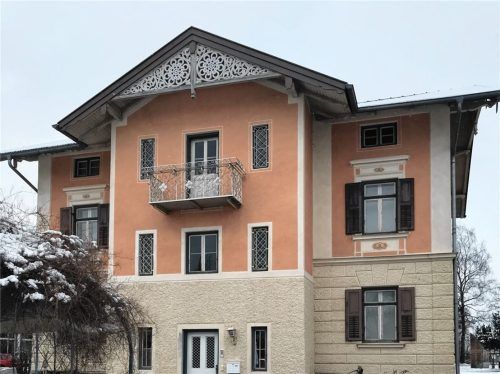 1895 wurde das Haus als „Dorrerhaus“, wie es in Bruckmühl genannt wird, gebaut. Einst Wohnhaus ist es heute eine Plattform für Kunst aus der Region. Foto bößwetter