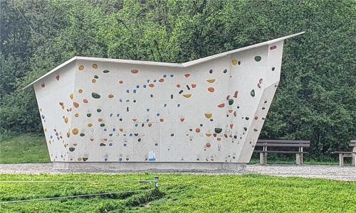 250 Jugendliche arbeiteten an der neuen Boulderwand im Freizeitgelände Waching mit.Foto  Stuffer-Chunphetch