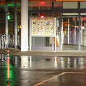 Mann sticht auf Mädchen ein