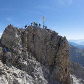 Mit Turnschuhen auf die Zugspitze: Wanderer unterschätzen Schnee am Gipfel
