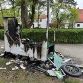 Unbekannte fackeln Bücher-Mobil ab