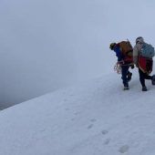 Turnschuh-Touris am Berg