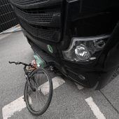 Frau von Lkw überrollt