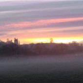 Nebelschwaden erheben sich über die Landschaft