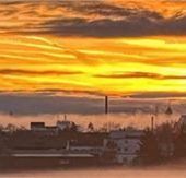 Ein goldener Himmel im Nebel