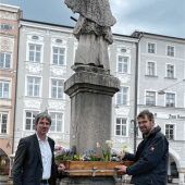 Frühlingsblumen bereichern den Nepomukbrunnen
