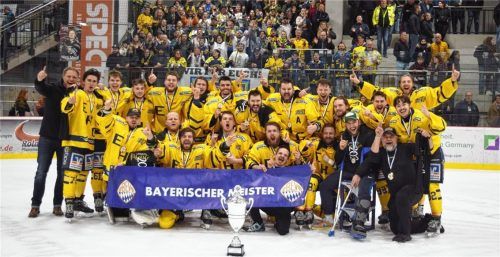 Jubel: Der EHC Waldkraiburg ist als Meister der Eishockey-Landesliga wieder in der Bayernliga zurück.Foto Paolo del Grosso