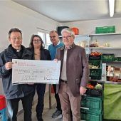 Pfarrer Scheurenbrand überreicht Spende von 1000 Euro an Kolbermoorer Tafel