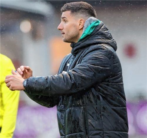 Aleksandro Petrovic hat sich eine Erkältung eingefangen, will seine Jungs aber nicht im Regen stehen lassen. Foto Buchholz