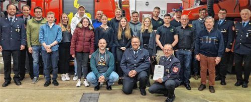 Alle Geehrten und Beförderten: Hervorzuheben ist Christoph Zehentner, vorne rechts (kniend mit Urkunde), der für 40 Jahre aktive Dienstzeit geehrt wurde.Foto re
