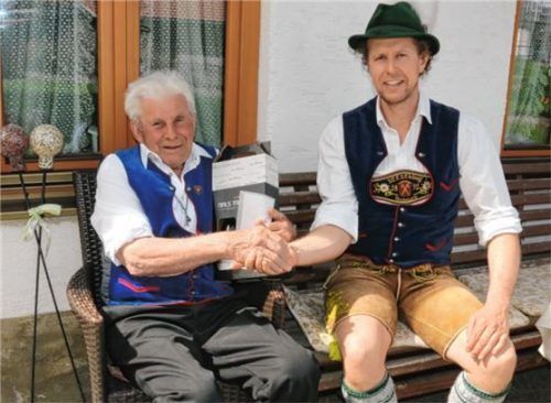 Als Nachbarsbub und Vereinsvertreter gratulierte Stephan Bauer dem Ehrenmitglied Sepp Fischbacher.Foto Schwitteck
