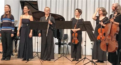 Am Ende gab es heftigen Beifall für die Musikerinnen: (von links) am Flügel Yume Hanusch, Flötistin Alice Guinet, Violinistin Marija Hackl, Bratschistin Angela Büsel und am Cello Birgit Saßmannshaus. Ganz links: Moderatorin Mayumi Hanusch.Foto prokop