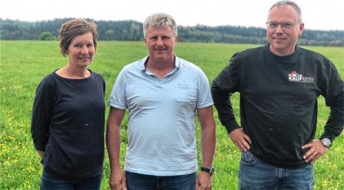 Andrea und Georg Zeiser sowie Holger Schramm (von links) auf dem grünen Hügel von Wettelsham (Unterreit), hinten ist der Wald in der Schermannsöd zu sehen, in dem die fünf großen Windräder erstellt werden sollen. Das Grundstück liegt auf dem Grund der Nachbarkommune Taufkirchen. Foto Duczek