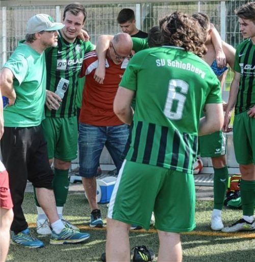 Angeschlagen: Schloßberg-Trainer Rudi Zellner nach dem Spiel.Foto Franz Ruprecht