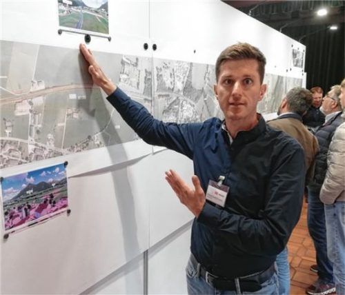 Anhand einer großen Tafel erklärt Manuel Gotthalmseder, Projektabschnittsleiter der Deutschen Bahn, den Verlauf des geplanten Brenner-Nordzulaufs. Foto Sautter
