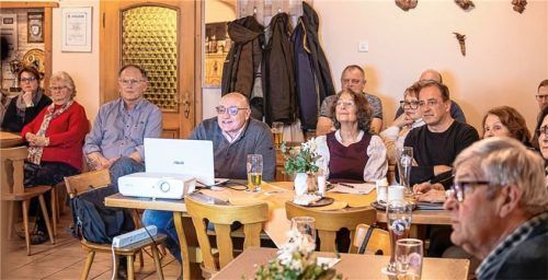 Archivar Andreas Schreiner als Referent beim Heimat- und Kulturkreis Jettenbach. Foto gerstner