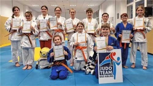Auch die zweite Gruppe war stolz auf ihren nächsthöheren Gürtel in orange und orange-grün. Fotos re