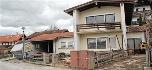 Auf dem Grundstück Fuchsengasserl 8 im Ortskern von Chieming wird das bestehende Einfamilienhaus mit Garage abgerissen und durch einen Neubau ersetzt.Foto  Zandl